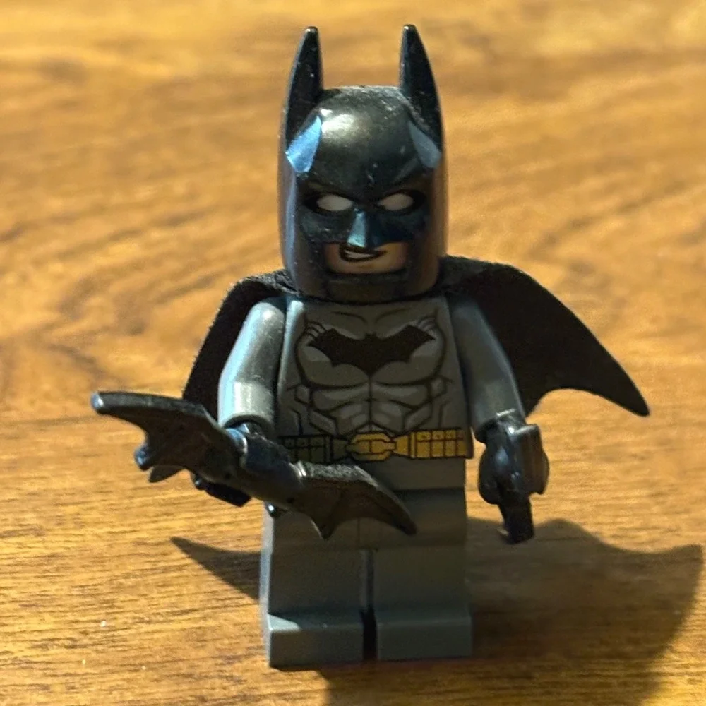 LEGO Batman Minifigure Modern Cowl Black Cape Batarang DC Super Heroes